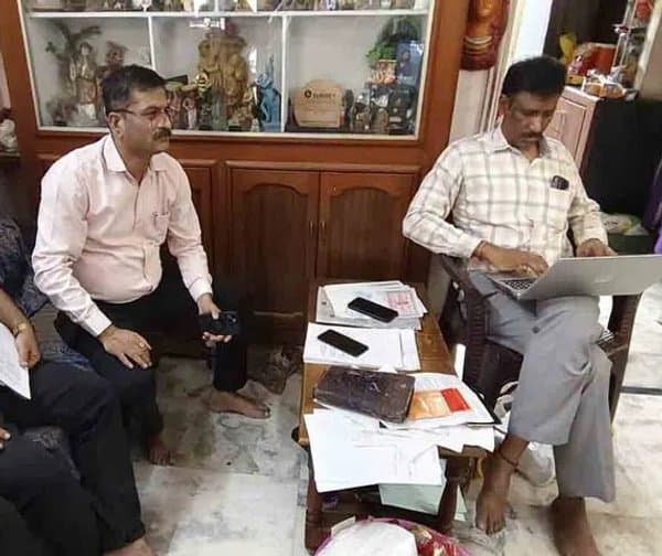 అధికారి నరహరి నివాసంలో ఏసీబీ సోదాలు