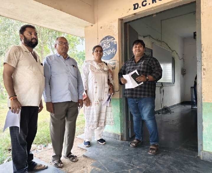 చీపురుపల్లిలో పోలింగ్ బూత్ల పరిశీలన - Udayam