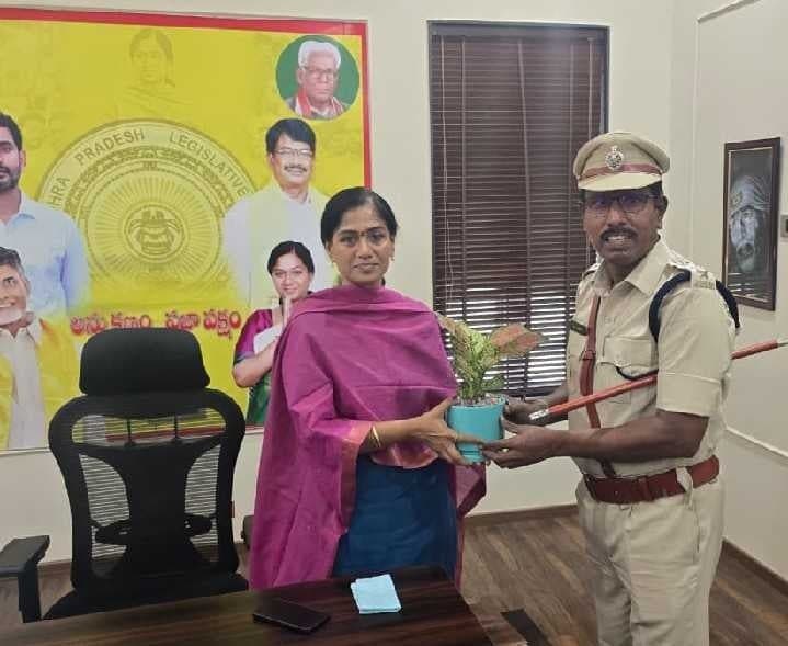 ఎమ్మెల్యేను కలిసిన పలాస డీఎస్పీ - Udayam