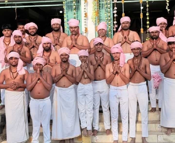 దేవీ దీక్షలు స్వీకరించిన 20 మంది - Udayam