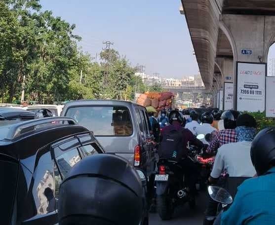 కూకట్పల్లి నుంచి KPHB వరకు భారీగా ట్రాఫిక్ జామ్ - Udayam