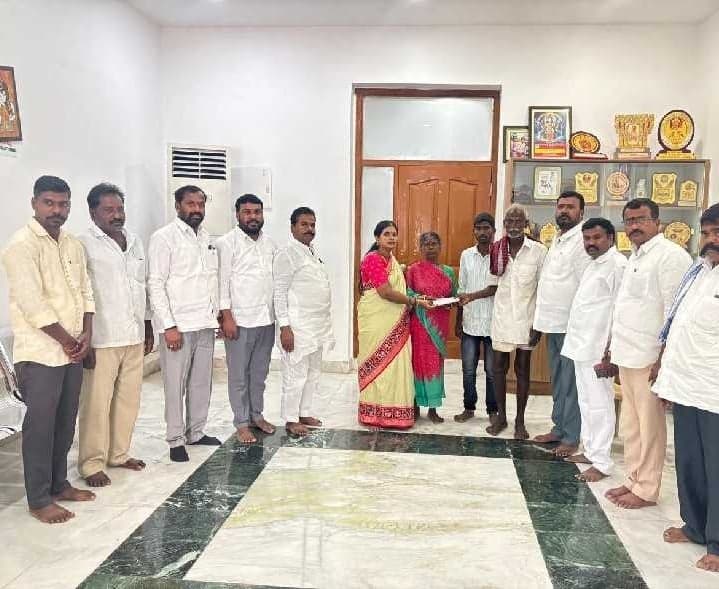 బాధిత కుటుంబానికి రూ.50 వేల సాయం - Udayam
