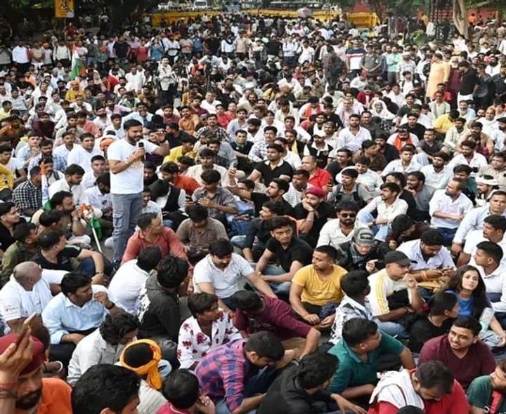 రిజర్వేషన్లపై యువత భారీ నిరసన - Udayam