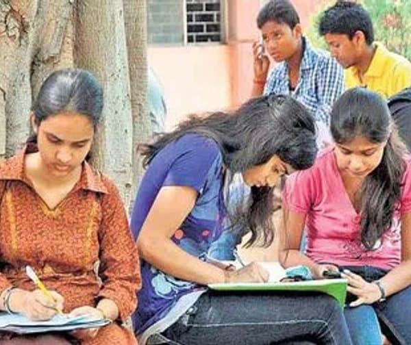 డిగ్రీ సీట్లు భర్తీ కావడం లేదు - Udayam Digital