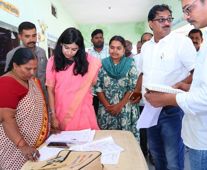 బద్దెనపల్లి పాఠశాలలో ప్రత్యేక ఓటరు నమోదు కార్యక్రమం పరిశీలన - gallery image 3