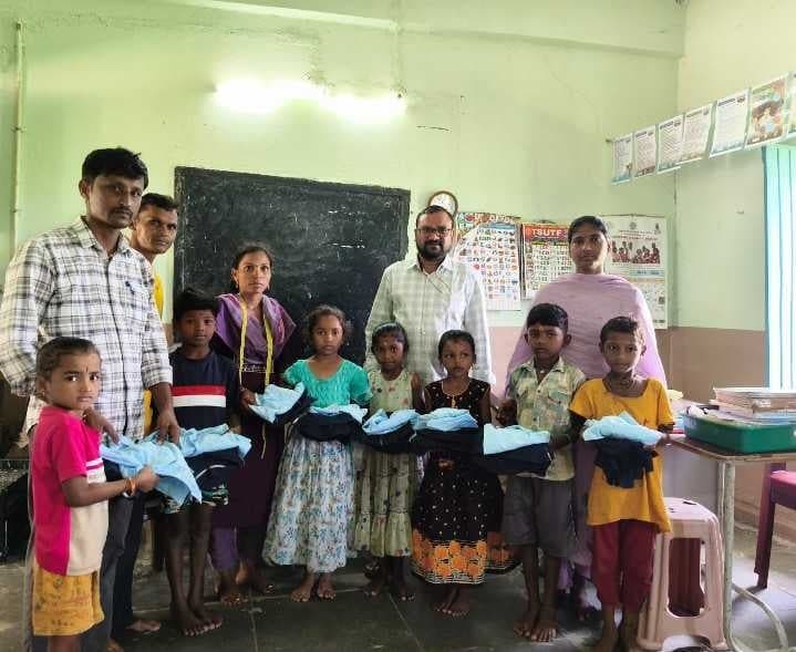 బెజ్జూర్లో విద్యార్థులకు యూనిఫాంలు పంపిణీ