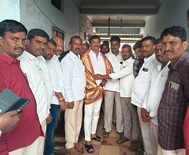 12 ఇందిరమ్మ ఇళ్ల మంజూరుకు ఎమ్మెల్యేకు సన్మానం - Udayam