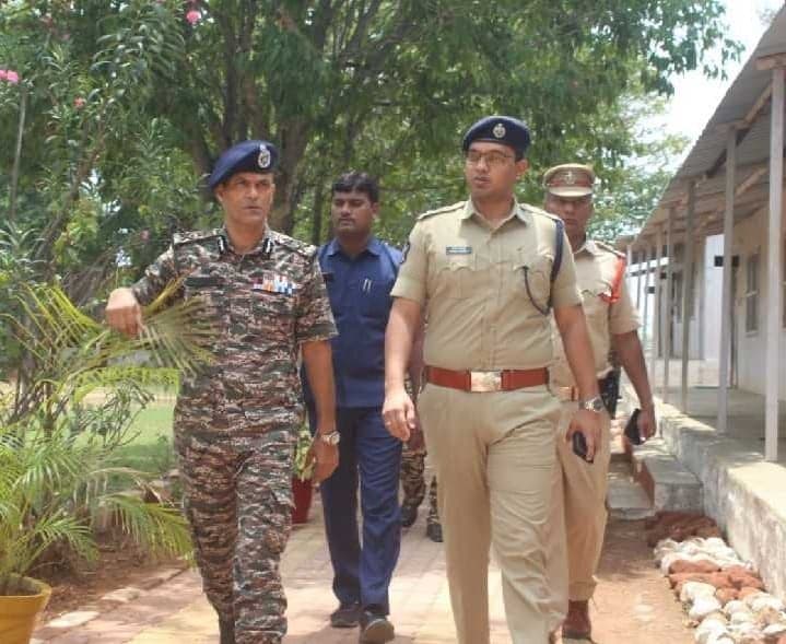 కలికిరి సీఆర్పీఎఫ్ క్యాంపును సందర్శించిన ఎస్పీ - Udayam