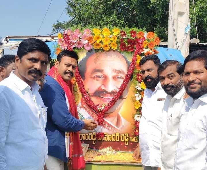 దామోదర్రెడ్డికి ప్రథమ వర్ధంతి నివాళులు - Udayam
