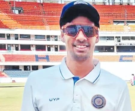 త్రిపురపై అనికేత్ పంజా.. హైదరాబాద్ శుభారంభం - Udayam