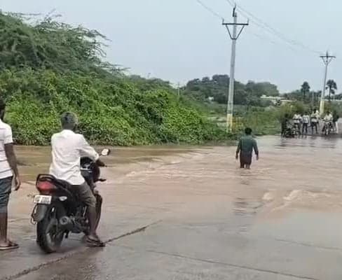అచ్చంపేటలో వరద ఉద్ధృతి.. వాహనదారుల ఇబ్బందులు - Udayam