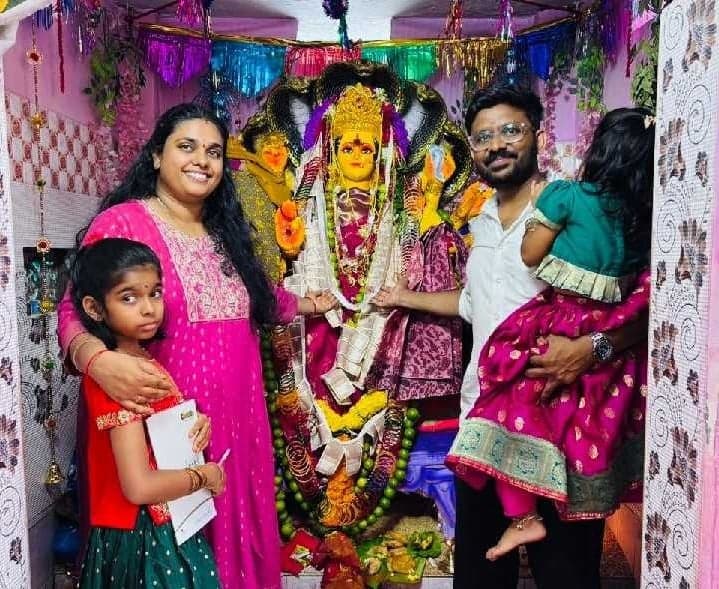 కనకదుర్గమ్మకు వెండి హారం కానుక - Udayam