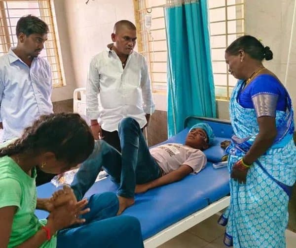 ఉపాధ్యాయుడి నిర్లక్ష్యం: విద్యార్థికి విద్యుత్ షాక్! - Udayam Digital