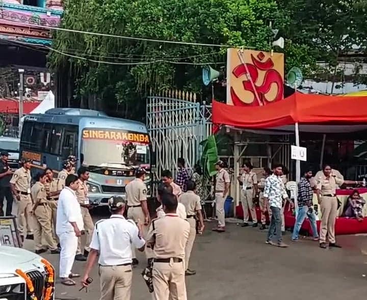 దుర్గగుడి ప్రధానాద్వారం వద్ద బందోబస్తు - Udayam