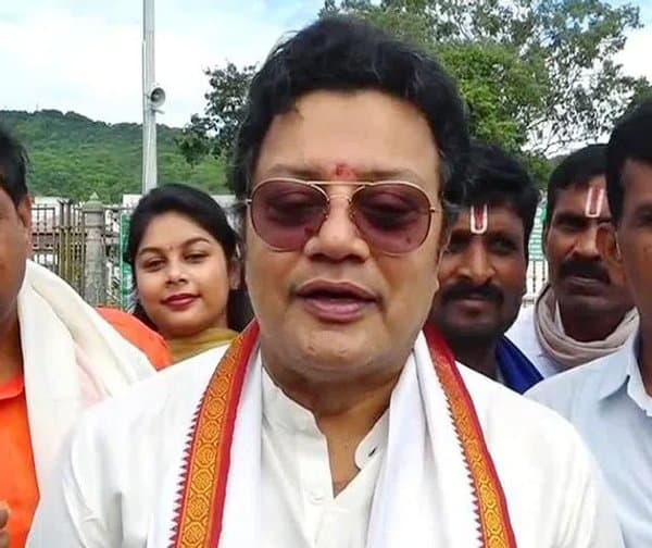 తిరుమల శ్రీవారిని దర్శించుకున్న రాజేంద్రప్రసాద్, సాయికుమార్ - gallery image