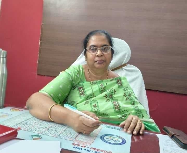 కొత్త ఓటర్లుగా నమోదు చేసుకోవాలి: తహశీల్దార్ - Udayam