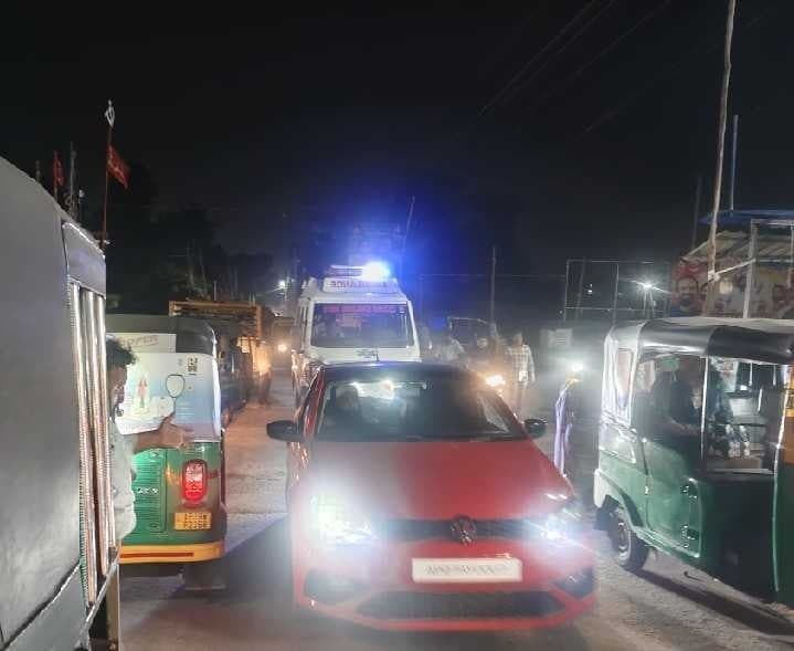 యనమలకుదురు లాకుల వద్ద ట్రాఫిక్ ఇక్కట్లు - Udayam