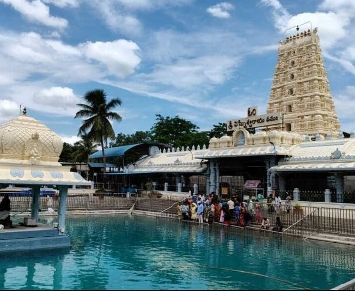 కాణిపాకంలో శేషవాహనాలపై స్వామివారి విహారం - Udayam