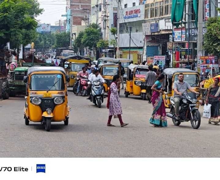 సిద్దిపేట పాత బస్స్టాండ్లో ట్రాఫిక్ ఇబ్బందులు - Udayam