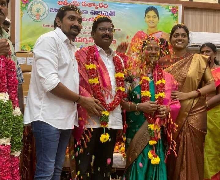 వత్సవాయిలో మాజీ జడ్పీటీసీ ఛైర్మన్కు సన్మానం - Udayam