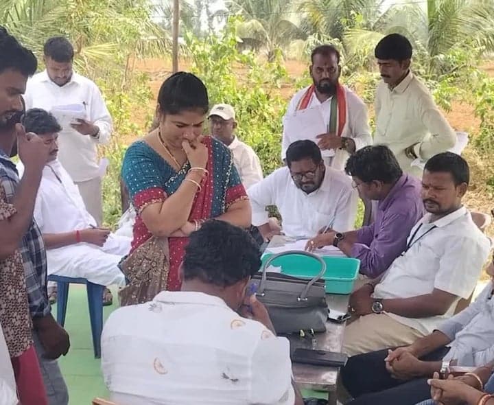 లావేరులో మూడో రోజు నామినేషన్ల జోరు - Udayam