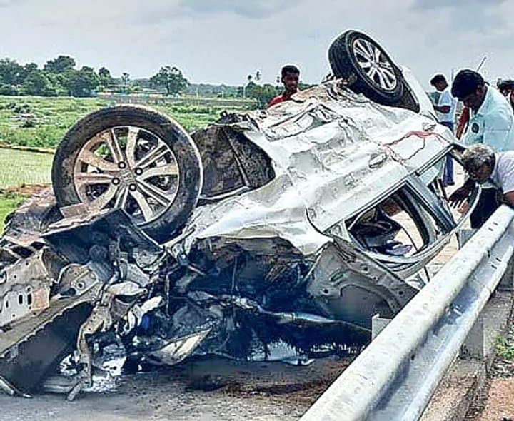 రోడ్డు ప్రమాదంలో తల్లి, కుమారుడు మృతి - Udayam Digital