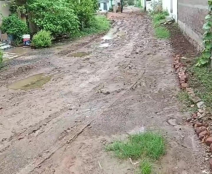 అద్దంకిలో అధ్వానంగా రోడ్డు - Udayam