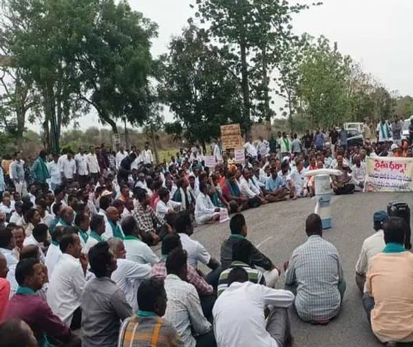 యూరియా యాప్ రద్దు కోరుతూ రైతుల నిరసన! - Udayam Digital
