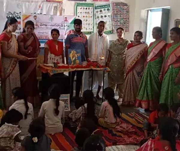 అంగన్వాడీలో చిన్నారులకు అక్షరాభ్యాసం