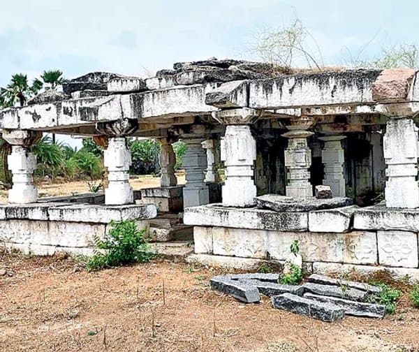 శిథిలావస్థలో 400 ఏళ్ల పురాతన ఆలయం - Udayam Digital