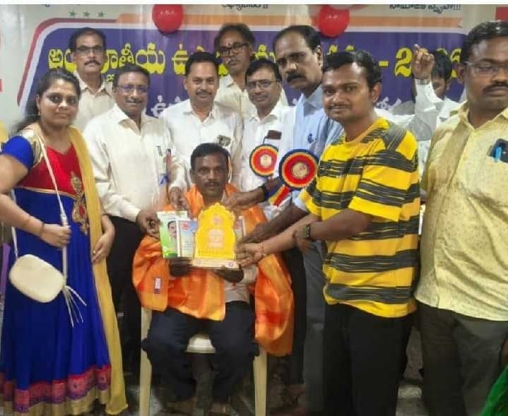 సత్యవేడులో ఇద్దరికి టీచర్ అవార్డులు - Udayam