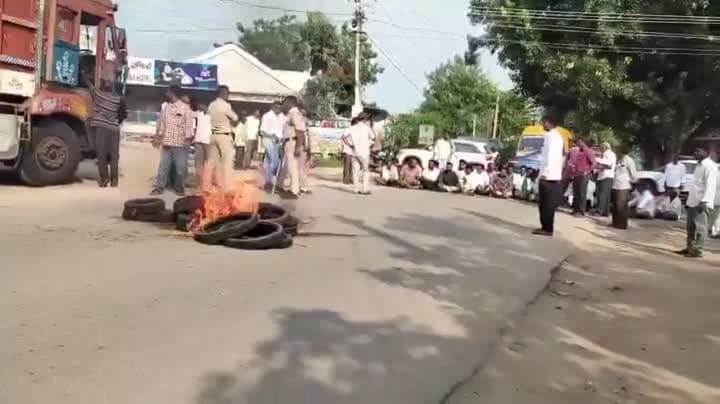 24 గంటల విద్యుత్ కోసం రైతుల ధర్నా - Udayam