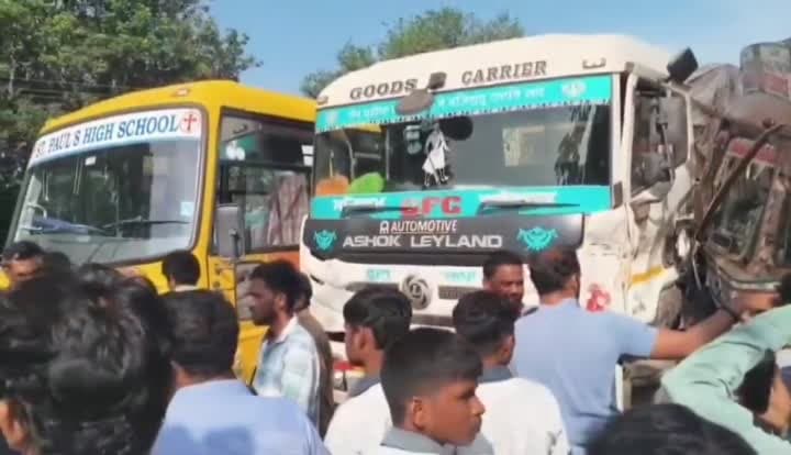 స్కూల్ బస్సు ప్రమాదం.. విద్యార్ధులంతా సురక్షితం - Udayam