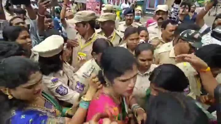 మహంకాళి ఆలయం వద్ద జోగినుల నిరసన - Udayam