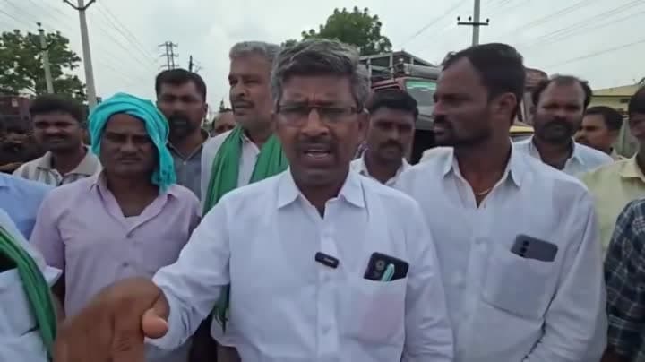విద్యుత్ సమస్యలపై రైతుల రాస్తారోకో - Udayam