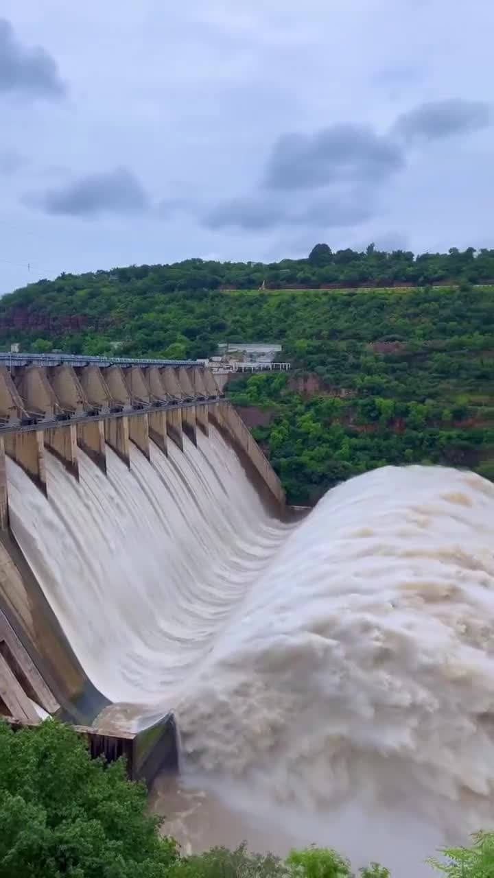 శ్రీశైలానికి వరద మోత - Udayam