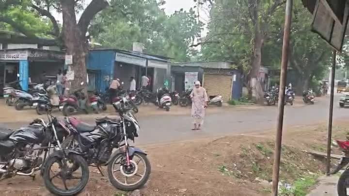 నిర్మల్ జిల్లా కేంద్రంలో మోస్తరుగా కురుస్తున్న వర్షం - Udayam