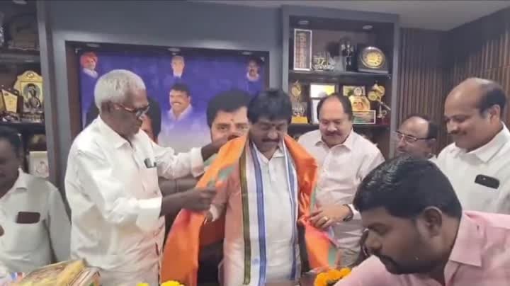 జిల్లా వైసీపీ అధ్యక్షుడికి అభినందనలు - Udayam