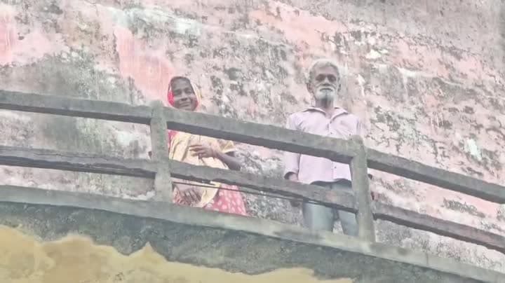 ఇల్లు కూల్చివేశారని వాటర్ ట్యాంక్ ఎక్కిన కుటుంబం