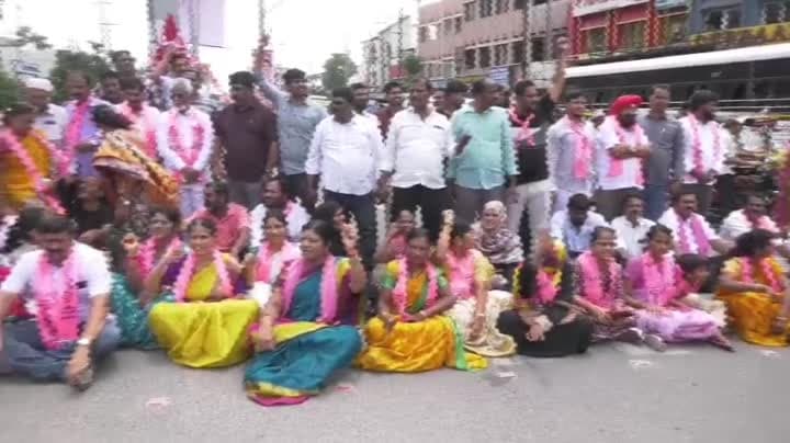 ఎమ్మెల్యేల అరెస్ట్కు నిరసనగా కరీంనగర్లో బీఆర్ఎస్ రాస్తారోకో - Udayam