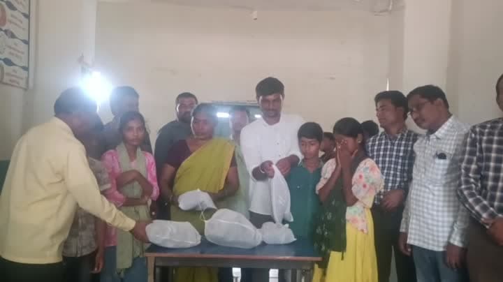 పల్సి ప్రభుత్వ పాఠశాలలో క్రీడా బూట్ల పంపిణీ