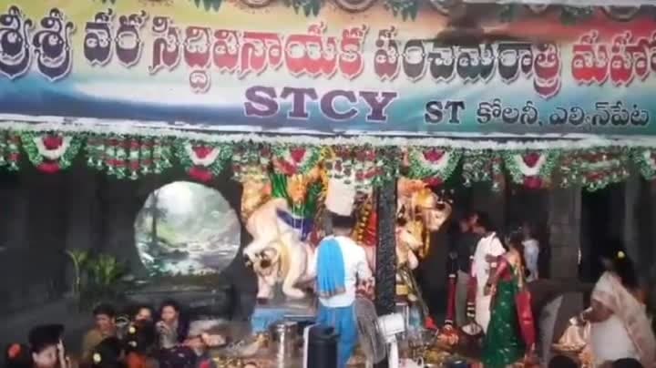 నంది వాహనంపై 12.5 అడుగల గణేశుడి విగ్రహం - Udayam