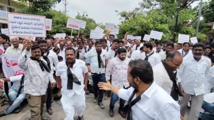 బకాయిలు చెల్లించాలని రైస్ మిల్లర్ల ధర్నా - Udayam
