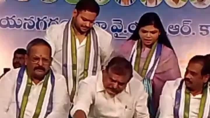 మరోసారి కన్నీరు పెట్టుకున్న బొత్స - Udayam