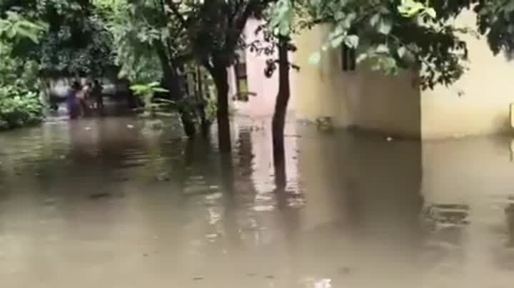జల దిగ్బంధంలో ప్రభుత్వ కార్యాలయాలు