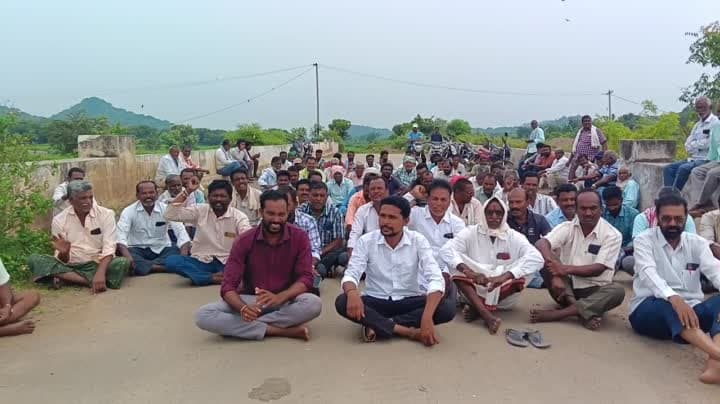 సాగునీరు విడుదల చేయాలని రైతుల ధర్నా - Udayam