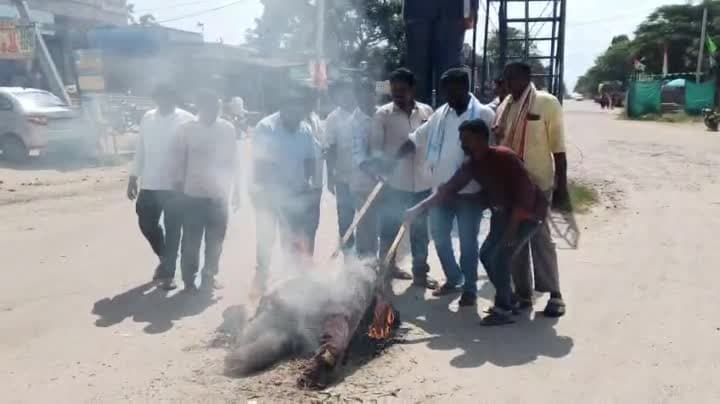 హమారా ప్రసాద్ దిష్టిబొమ్మ దహనం - Udayam