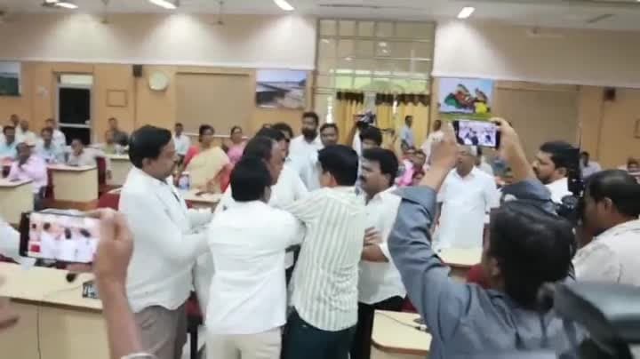 జడ్పీ స్థాయి సంఘ సమావేశంలో తీవ్ర రసాభాష - Udayam