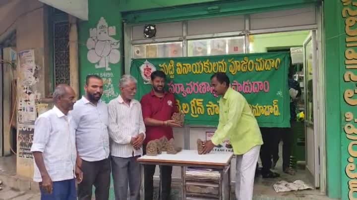 500 మట్టి గణపతుల ఉచిత పంపిణీ - Udayam