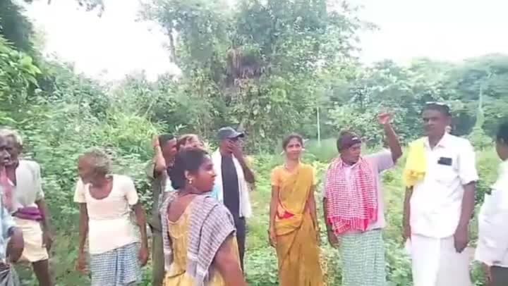 స్మశానవాటిక రహదారి కోసం పరిశీలించిన తహశీల్దార్